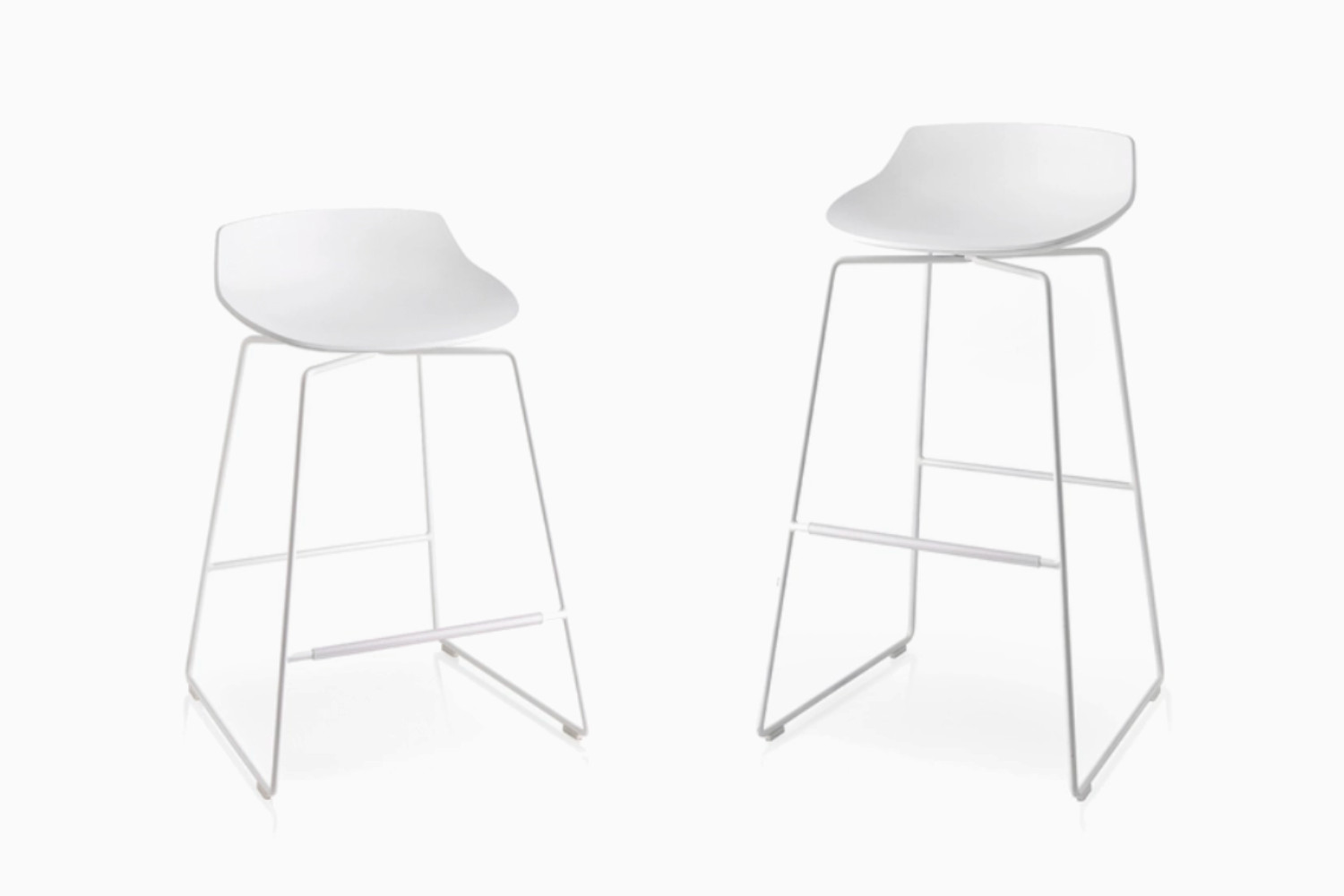 zwei Barhocker in weiss